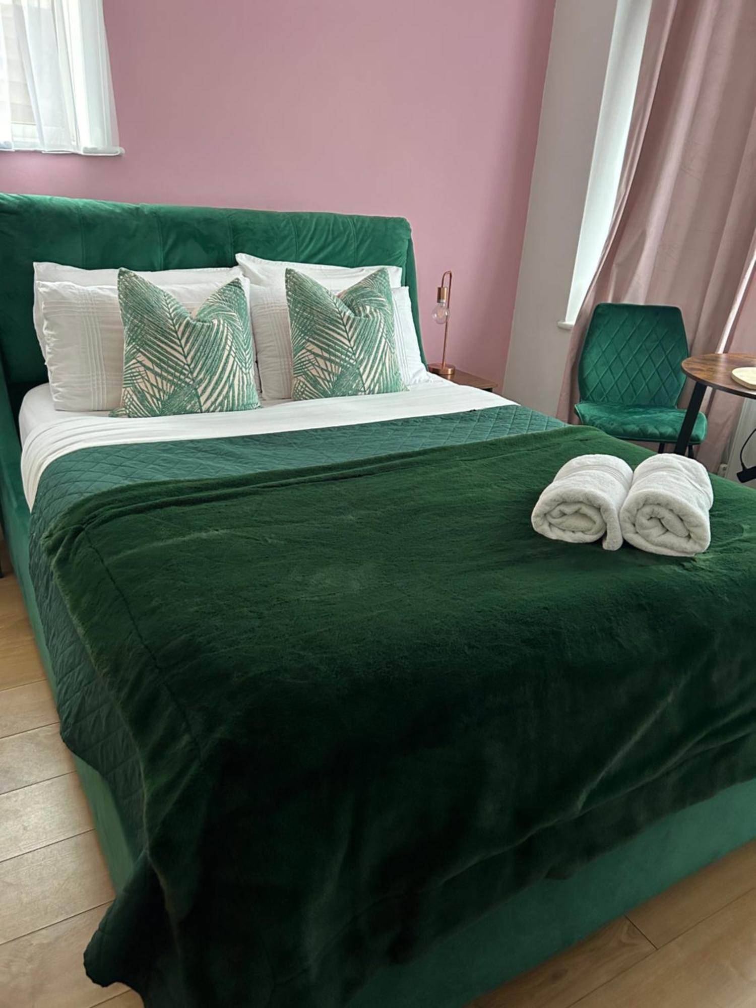 Отель The Lily Pad Near Poole Dorset Self Contained Private Entrance And Free Parking Corfe Mullen Экстерьер фото